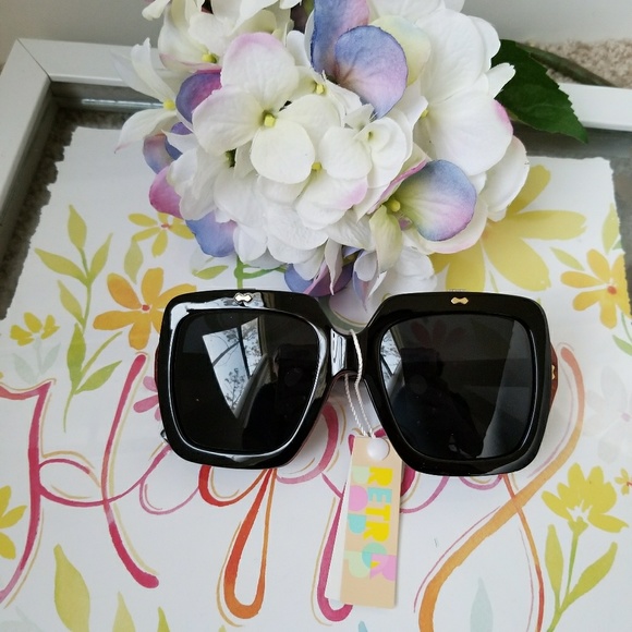 Accessories - Just arrived 2018 oversized women sunglasses flip